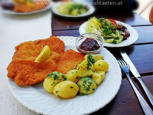 Wiener Schnitzel am Esstisch