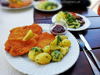 Wiener Schnitzel am Esstisch aus Österreich