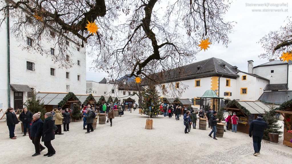 Adventmarkt im Burghof der Festung Hohensalzburg