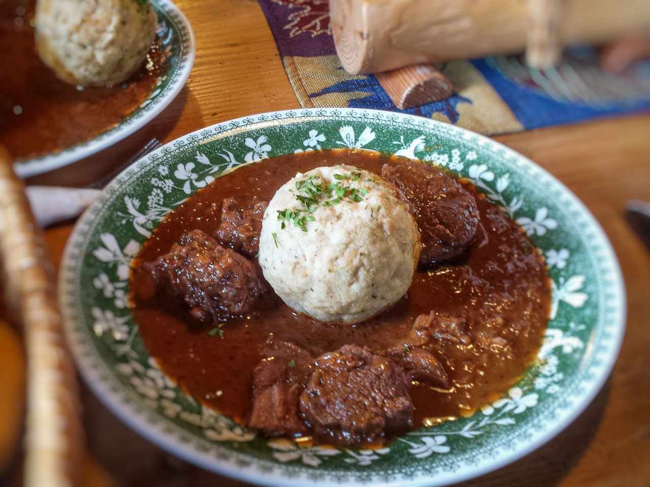 Wiener Saftgulasch mit Semmelknödel - Rezept Österreich Spezialitäten